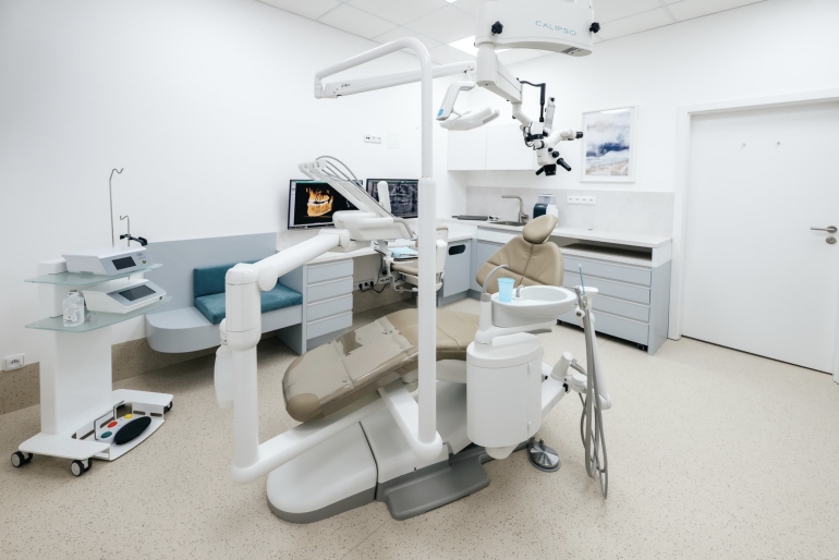 ZUBNÍ LÉKAŘKA / LÉKAŘ – ESTHESION ZUBNÍ LÉKAŘKA / LÉKAŘ – ESTHESION